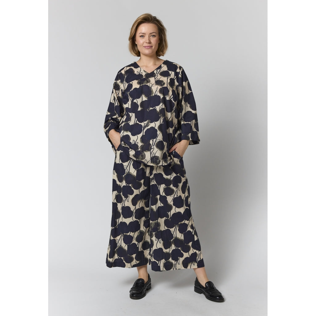 Gozzip Woman GElse-Marie Blouse Blouse Sand with black flowers