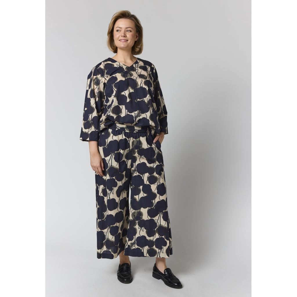 Gozzip Woman GElse-Marie Blouse Blouse Sand with black flowers
