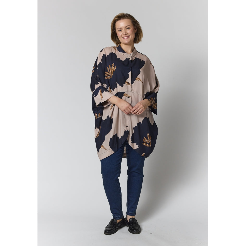 Gozzip Woman GSilje oversized cardigan Cardigan Sand with big black flowers